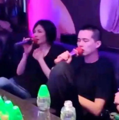 王菲与神秘帅哥现身机场,从粉丝晋升男闺蜜,李亚鹏默默恢复单身