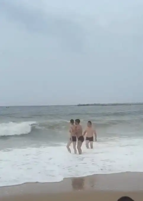 要谢就谢任贤齐吧,男子大连海边救起落水者后这样说,任贤齐发文邀其看演唱会