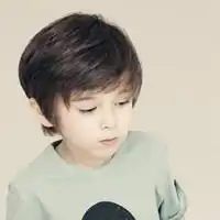 求此照片的男孩子名字