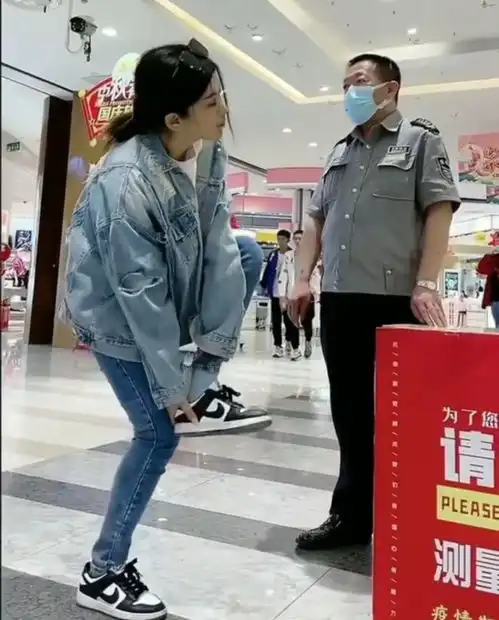 最近一女生进商场没戴口罩被保安拦下,1分钟自制口罩让人哭笑不得