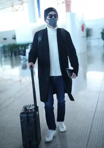 赵又廷穿毛呢大衣现身机场,内搭高领毛衣有男人味,又帅又酷