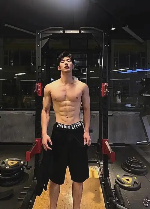 厕所秀肌肉玩这么大简直是许光汉和刘昊然的结合体