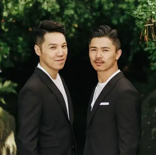 前tvb男艺人与老公结婚8周年收花秀恩爱,20岁向富爸爸出柜