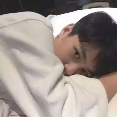 冷漠头像男生伤感孤独图片一个人静静地难过