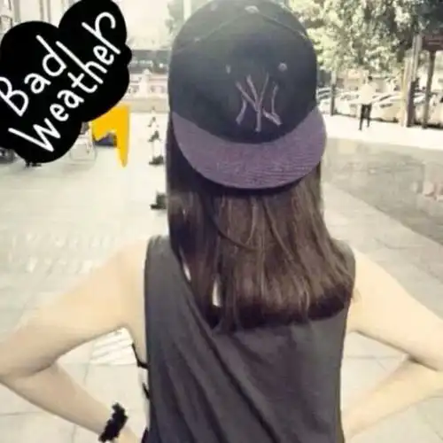 急需反戴纽约扬基棒球帽的男生背影图片做头像,跟下图配的