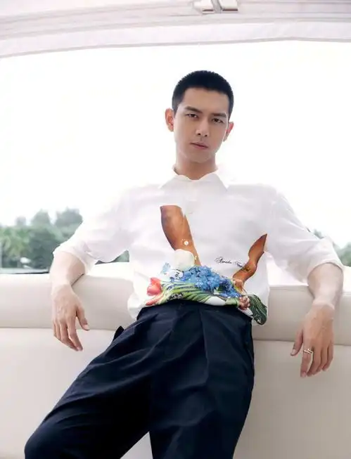 杨幂宋祖儿生图流出,两代女神同台比美,旁边的寸头李现有少年感