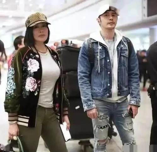 钟丽缇在机场发红包,穿睡裤头发还油腻,像极了中年老阿姨