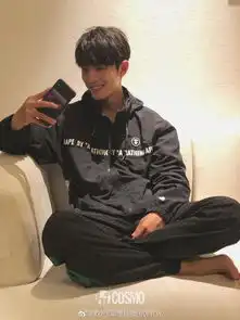 据说真人会比镜子里丑30,所以这些明星才对镜自拍