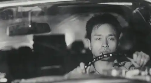 求张国荣开车抽烟的照片,车内只有他一个人,镜头在正前方,好像还是黑白的,求大神赐教