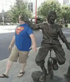 实拍被外国人玩坏的街头雕塑,如此多的花样,让人无语