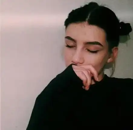 头像你的iphone11再贵,收不到我的消息白费