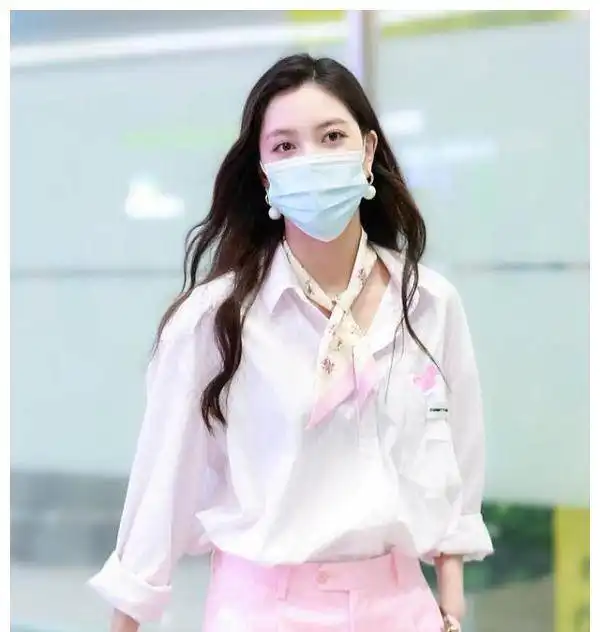 张一山沉默5天后,宋妍霏助理手机屏保意外曝光,八个字大骂渣男