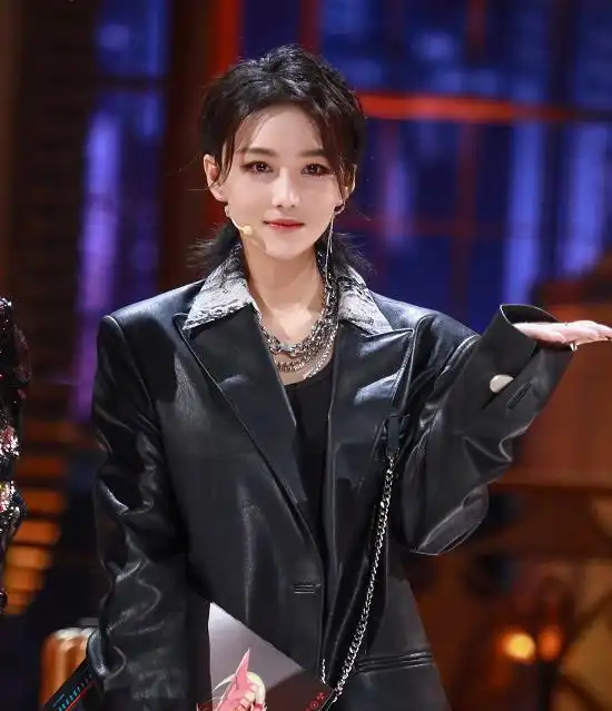 张馨予当了军嫂,还演军人新剧合作李易峰,看了熟悉的男二,爱惨了