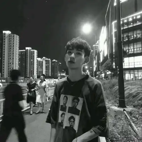 如果女生之间打架扒衣服被某个男生看见了会怎么样