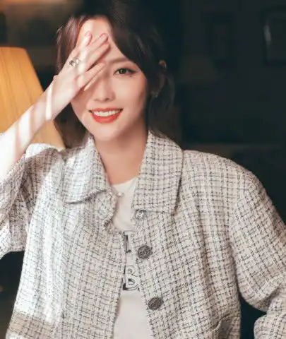 张嘉倪发文悼念英雄,却被头像实力抢镜,99的人都做不到