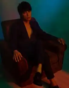 陈志朋新歌写真眼眸间深邃忧郁彰显熟男魅力