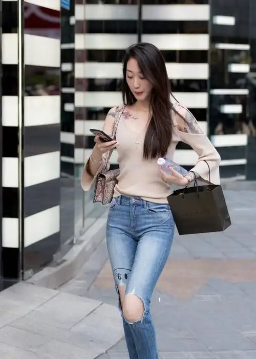 街拍美女夏日街头争奇斗艳,名副其实穿搭高手,尽显搭配小心机