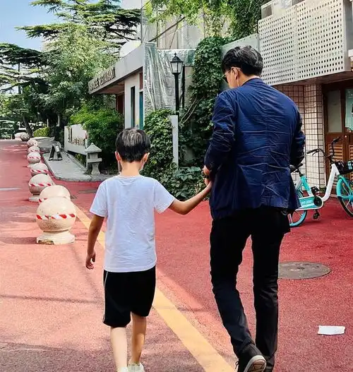 靳东在家全职带娃8岁儿子颜值超凡比他帅,45岁妻子却苍老明显