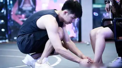 王一博和黄景瑜同穿大裤衩,一个少年气一个男人味,你更爱谁