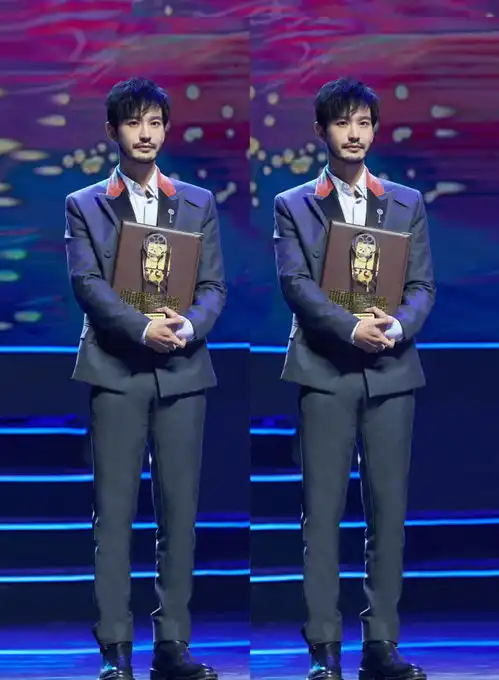 黄晓明穿搭堪比年轻小伙,黑羽绒服配白卫衣,43岁气质回春更耐看