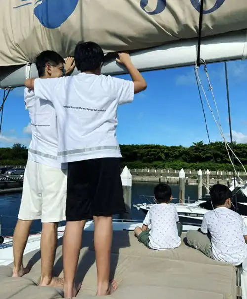 林志颖一家五口游洛杉矶迪士尼,14岁kimi微微驼背,身高已超爸爸