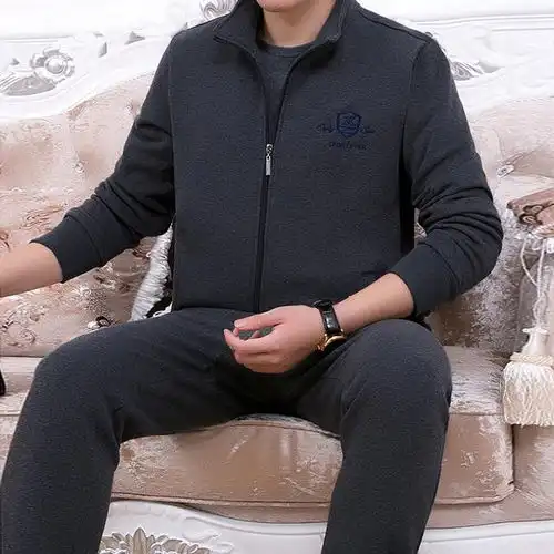 奔四奔五奔六的男人穿上休闲的运动服套装,简单随性更有男人味