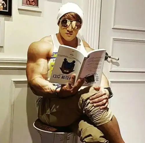 健身圈的颜值担当自称最帅肌肉男,却被自己粉丝吐槽没修养