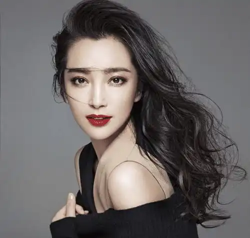 47岁李冰冰无心事业,与小16岁男友恋爱甜蜜,还专心在家带娃