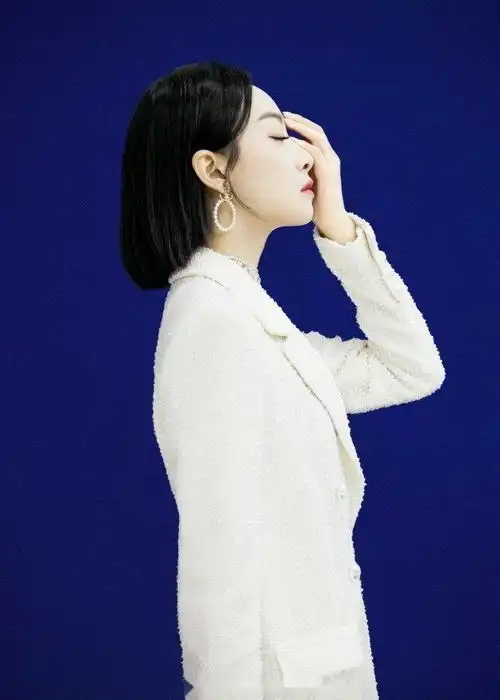 宋茜西装搭配黑色长裤,干练不失优雅,脚上的马丁靴更是霸气十足