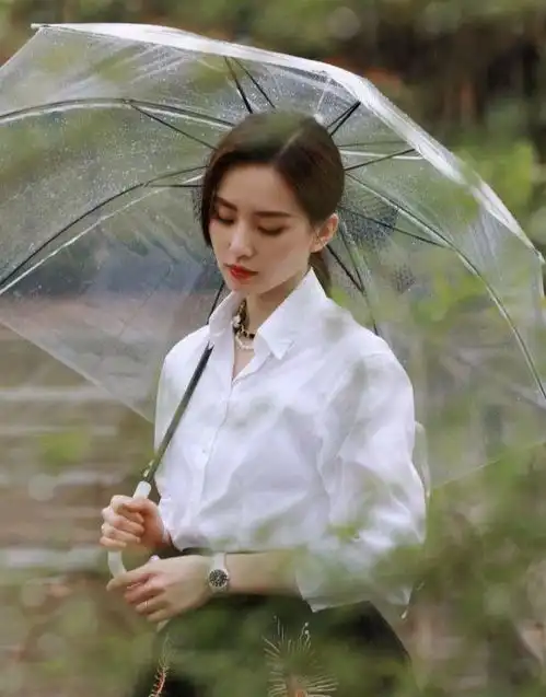 刘诗诗的衣品很出彩,把烂大街的白衬衫穿出了高级感,厉害了