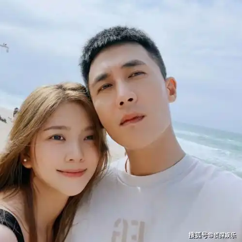 杜淳带妻女旅行,王灿变老公人形挂件秀足恩爱,女儿露正脸像爸爸