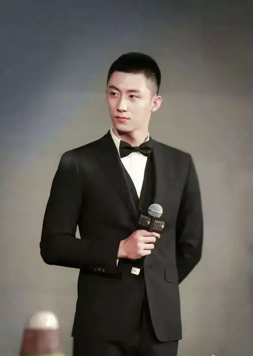 寸头造型很帅的三位男星,李现排名第三,第一是他无人争议