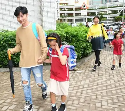 蔡少芬张晋接女儿放学,夫妻俩对着媒体镜头挥手,没半点明星架子