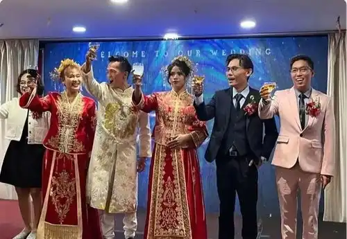两女共侍一夫,华裔男子一起迎娶两位新娘,三人行婚礼现场曝光