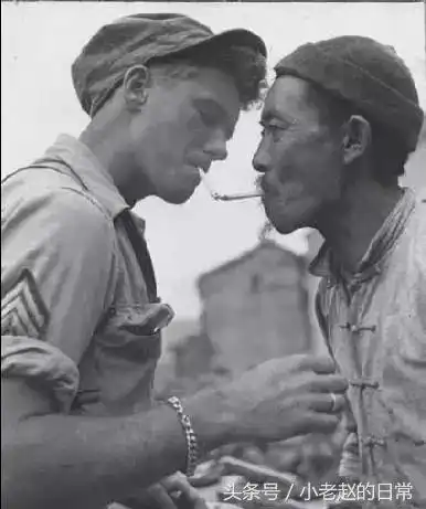 二战那些经典感动瞬间战友之间互相点上一支烟