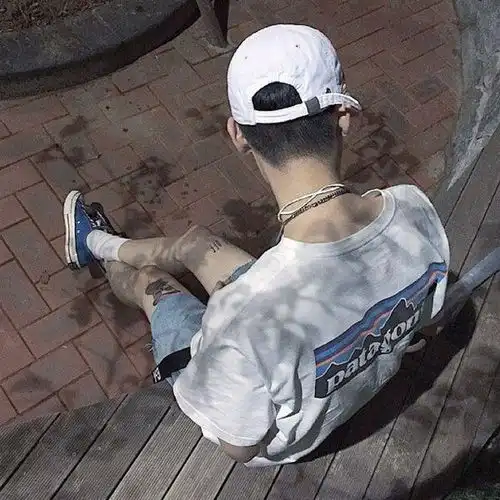 男生qq头像背影带帽子滴