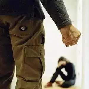 丧心病狂广东一渣男求复合遭拒,拿刀狂捅前女友8刀,刮一刀亲一口