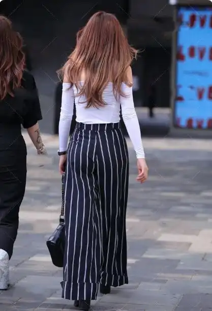 白色时尚秀修身上衣,搭配黑白条纹穿出休闲而随性的美