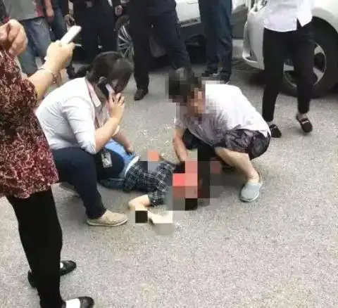 熊孩子高空砸物砸伤女童,为何总要我们为熊孩子的错买单