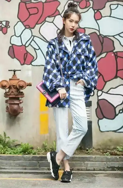 戚薇夜游母校五分钟后闪人学弟男生宿舍跑过来起码也要十分钟