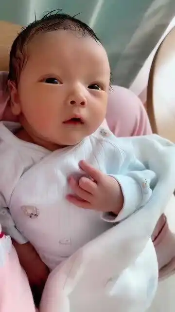 刚出生的宝宝,太可爱了