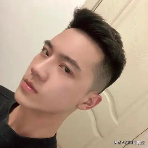 2021年流行的男生发型参考这10款短发超帅气