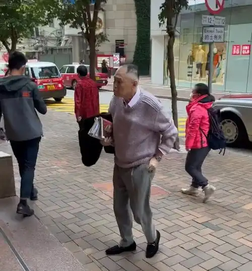 86岁赵世曾近况曝光,独自一人出街闲逛,身形佝偻老态尽显