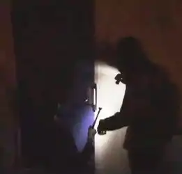 炸锅了澳洲中国留学生撬收银机闯民宅烧汽车疯狂报复房东还拍录像作乐作案者身份遭曝光疑似香港废青真是把脸都丢光了