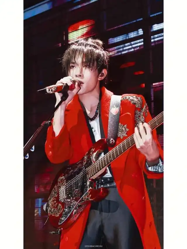 易烊千玺法国就餐,黑色t恤造型好帅气,男神范儿十足