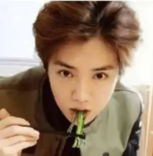 油腻还是性感杨洋叼豆芽,张艺兴吃樱桃,就不能像赵丽颖爽快点