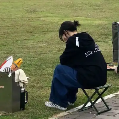 清新绿色森系女生头像真人图片