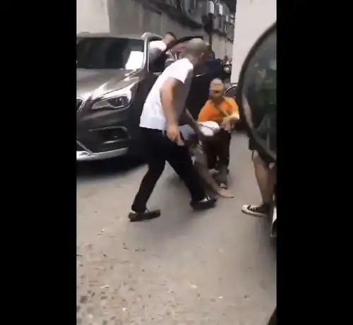 妈妈被扯头发拽倒,小男孩护母心切跪地大哭求放过叔叔,求求你
