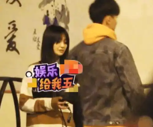 郑爽街头抽烟霸气,疑与男友吵架闹情绪,网友很社会