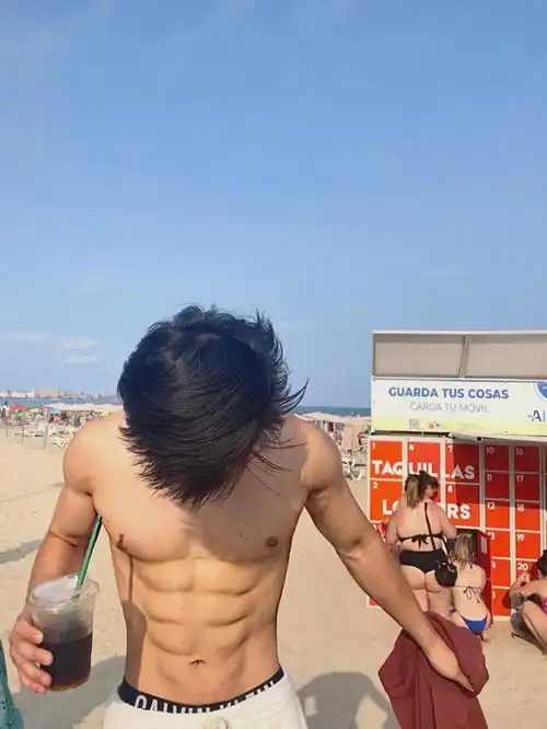 厕所秀肌肉玩这么大简直是许光汉和刘昊然的结合体